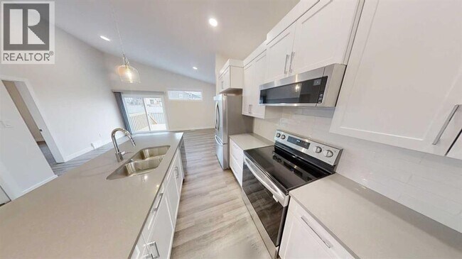 Photo - 13401-13105 105 St