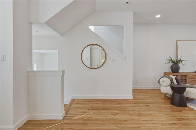 Photo - 5734 Oram St