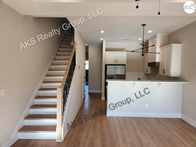 1202 Windsor Sq