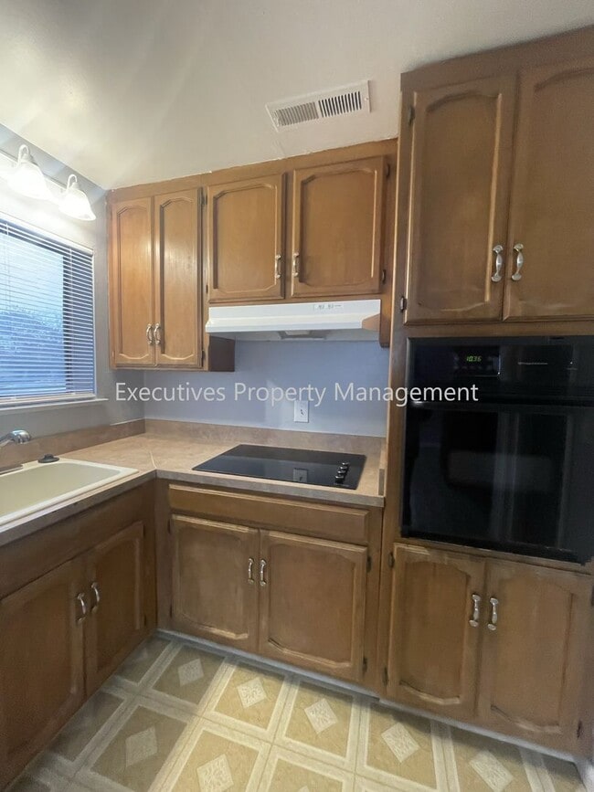 Photo - 1271 Spruce Ave