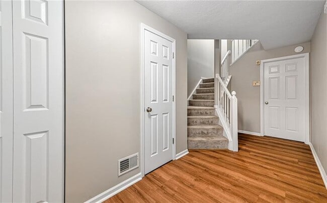 Photo - 229 Hillvue Dr