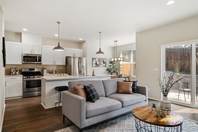 Photo - 3 Bedroom Townhome In Midtown with Fireplace