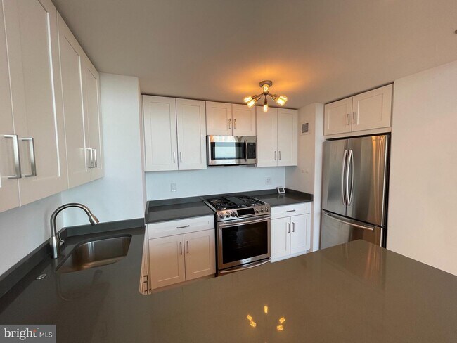 Photo - 285 St James Pl Unit PH3