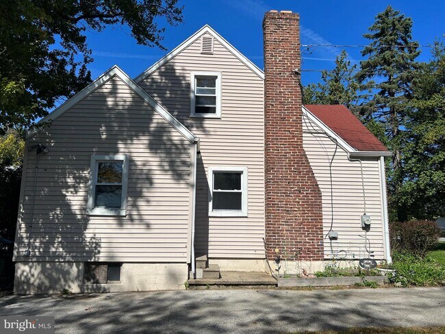 Photo - 14 N Pennell Rd House