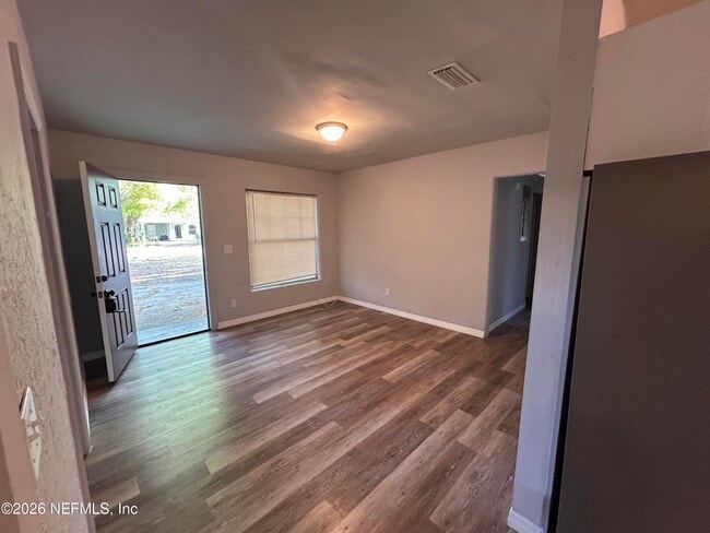 Photo - 1648 Loyola Dr N