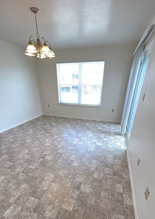 Photo - 282 Dunn Ct