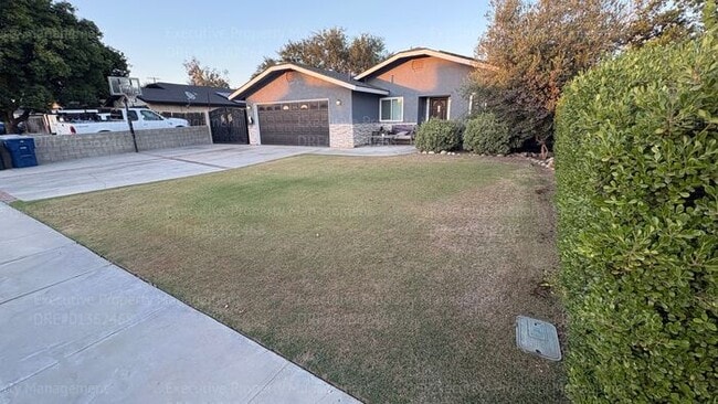 Photo - 3 bedroom 2 bathroom home with pool and near shopping centers.