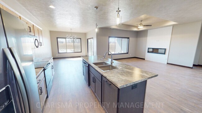 Photo - WALK IN AND AMENITY FILLED THREE BEDROOM TOWNHOME! Unidad 4528 Graceland Dupluex