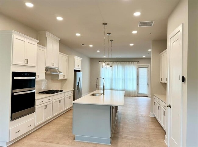 Photo - 2637 Camphor Xing