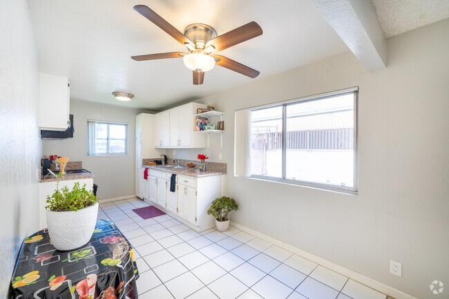 1BR, 1BA - 750SF - Dining Room