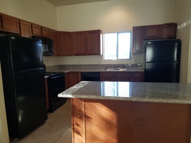 Photo - 1245 E Waverly St Unit 6 bed 3 bath