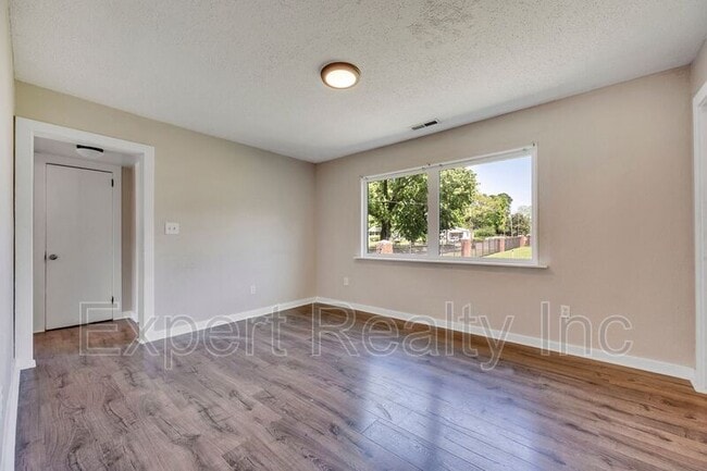 Photo - 1045B 57th St