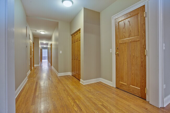Building Photo - 5419 S Hyde Park Blvd Unit 2