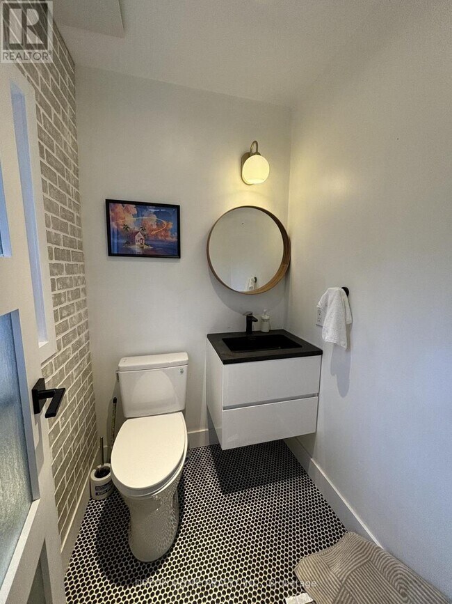 Photo - 160 Olde Bayview Ave