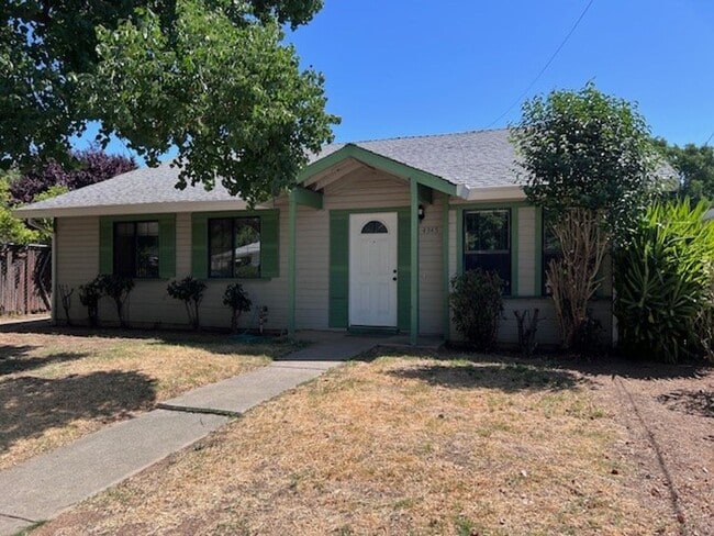 Building Photo - 3 Bedroom 2 Bath home close to schools, sh...