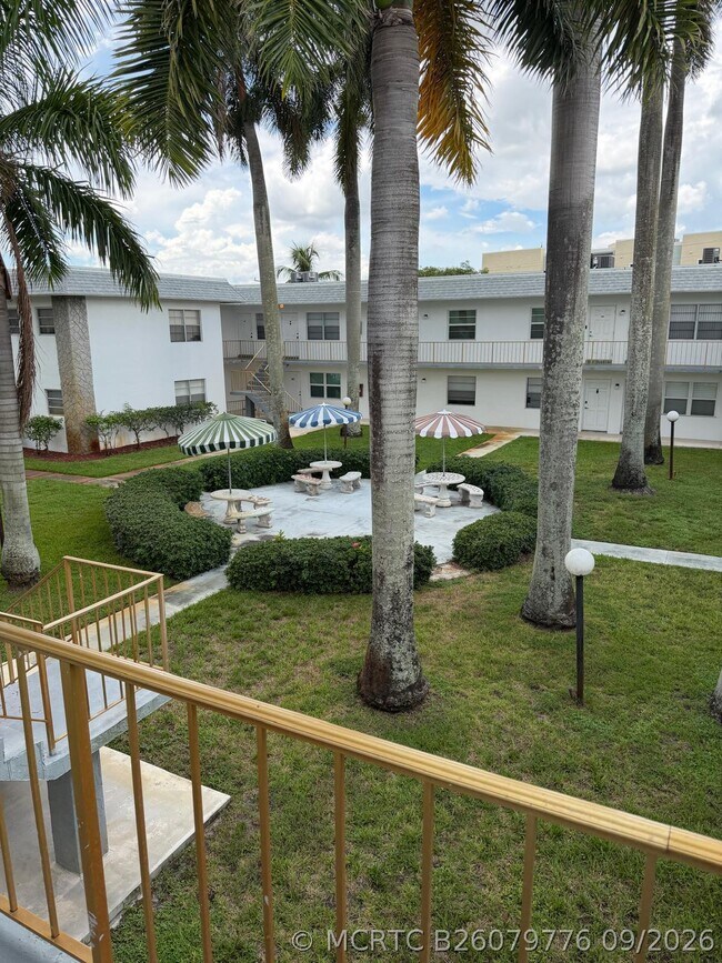 6211 SW 37th St Unit 211