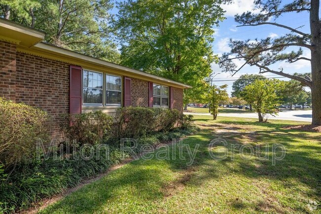 Building Photo - 16 Parkwood Cir Rental