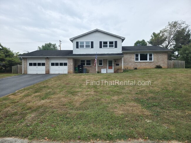 Building Photo - COMING SOON! Pet friendly, 2 car garage, M...