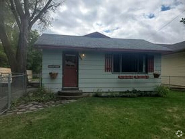 Building Photo - Marsenich- 2 bedroom house with fenced yard.
