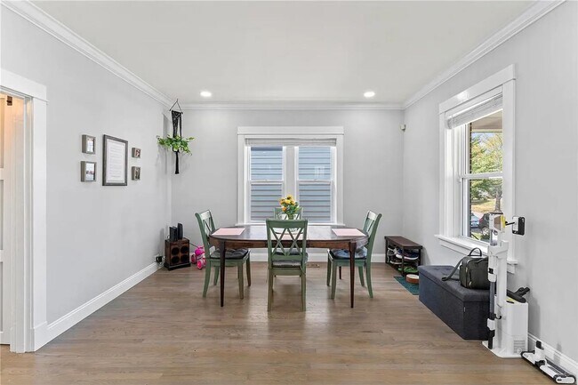 Photo - 5704 Lansdowne Ave