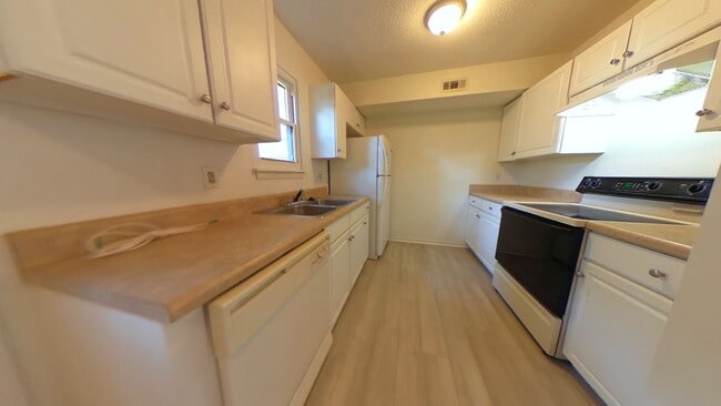 Photo - 3 Bedroom Town Home Near Mary Immaculate F...