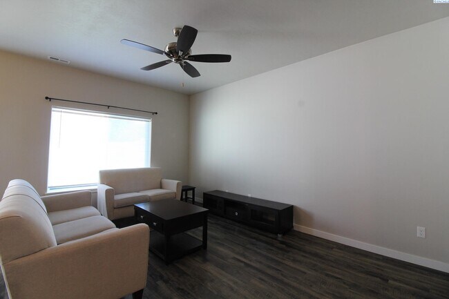 Photo - 3 bed, 2.5 bath townhome in Kennewick
