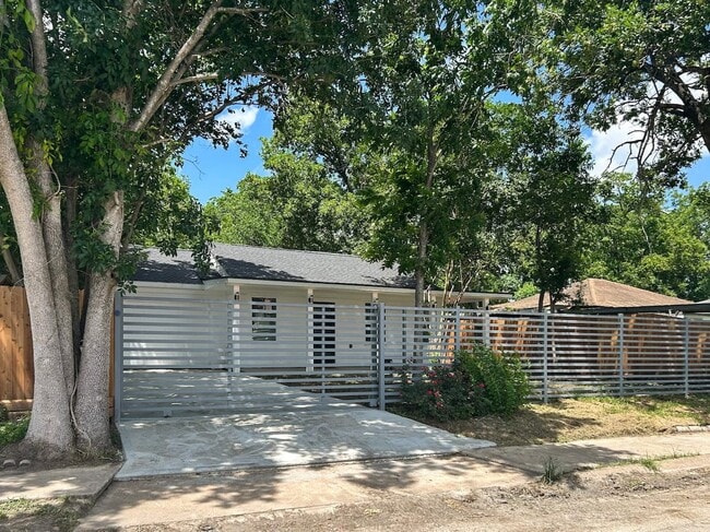 Building Photo - 4805 Southwind St