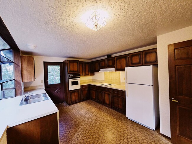 Photo - 3 Bed 2.5 Bath in the Heart of Bellevue