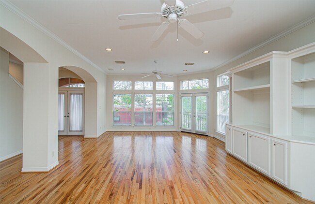 Photo - 501 Leverkuhn St