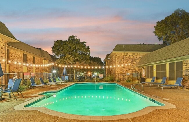 forest-ridge-apartments-denton-tx-community-pool-poolside