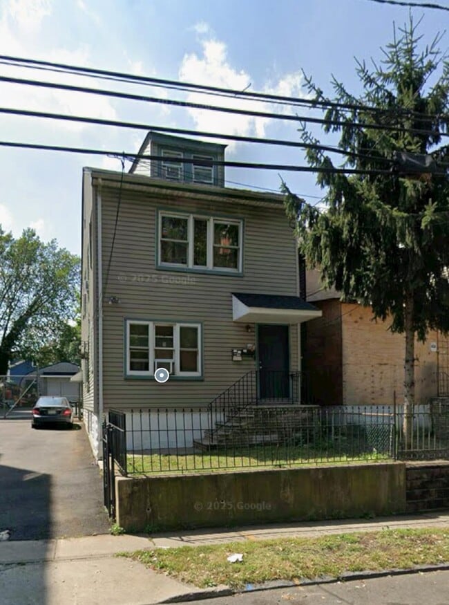 Building Photo - 620 Lyons Ave Unit 2