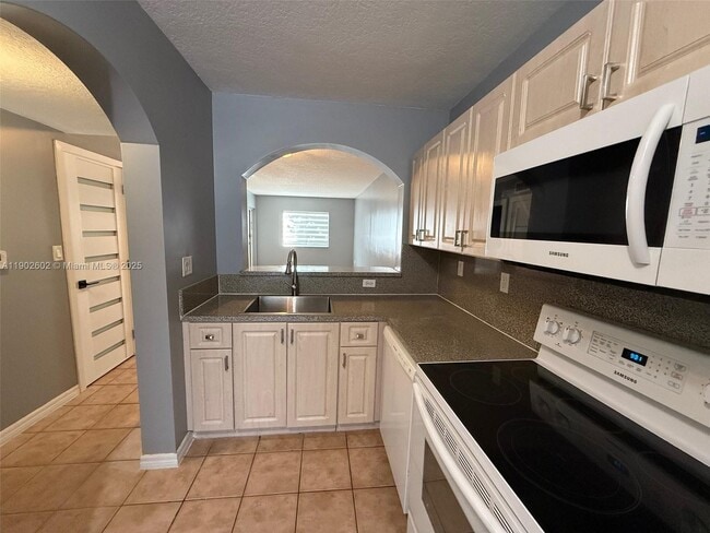 Photo - 930 NE 34th Ave Unit 102