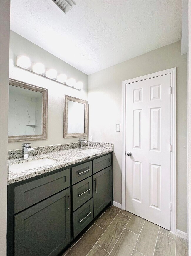 Photo - 8426 Woodland Knoll Ln