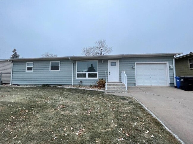 Building Photo - 3 BED | 1 BATH | SINGLE GARAGE | WEST