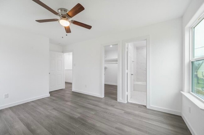 Building Photo - 7804 Crestview Dr Unit B