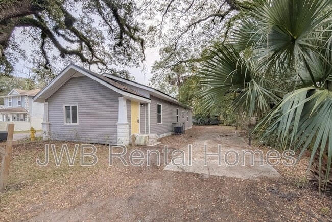 Building Photo - 203 Spring St