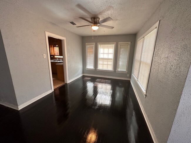 Photo - 211 W Holland St