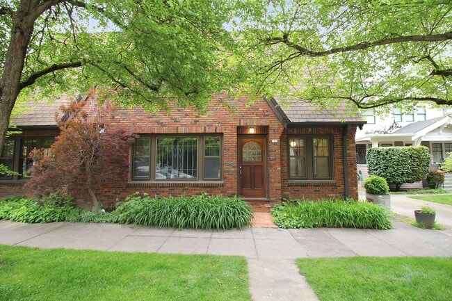 Photo - 2904-2914 SE Washington St & 606 SE 29th Ave Unidad 606