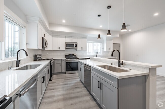 15BR, 12BA - 3,800SF - Kitchen