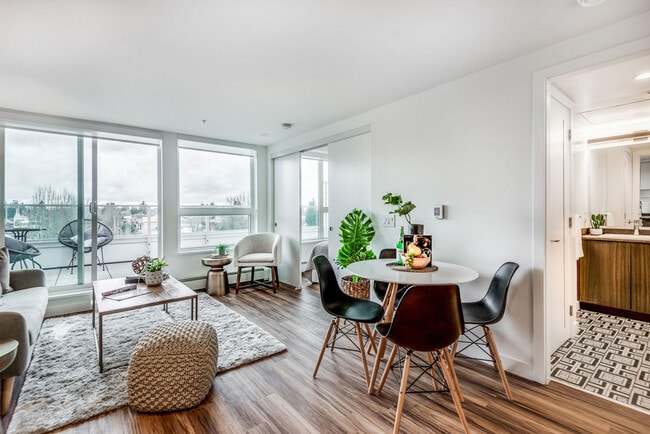 Photo - 3583 Kingsway