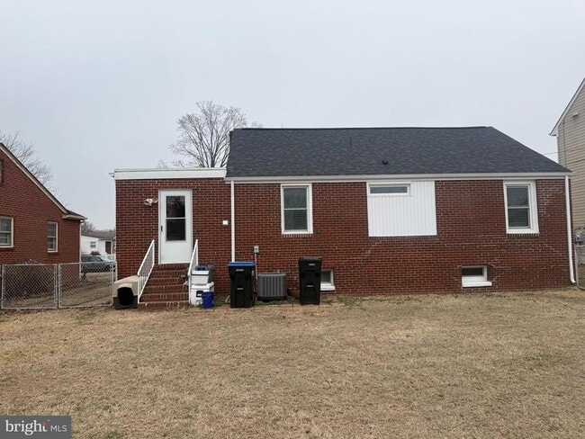 Building Photo - 312 Woodford St