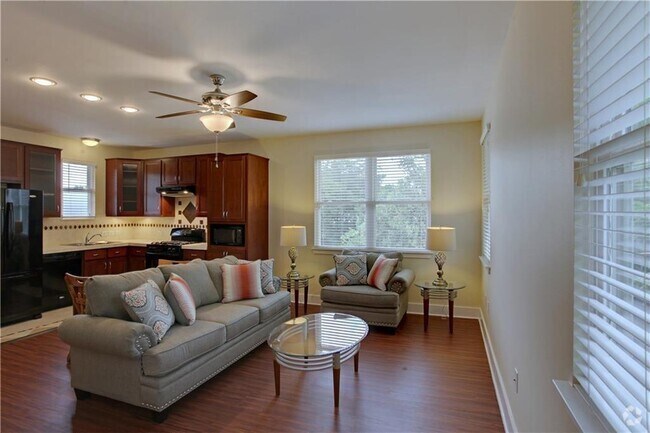 Building Photo - 905 Brentwood St Rental