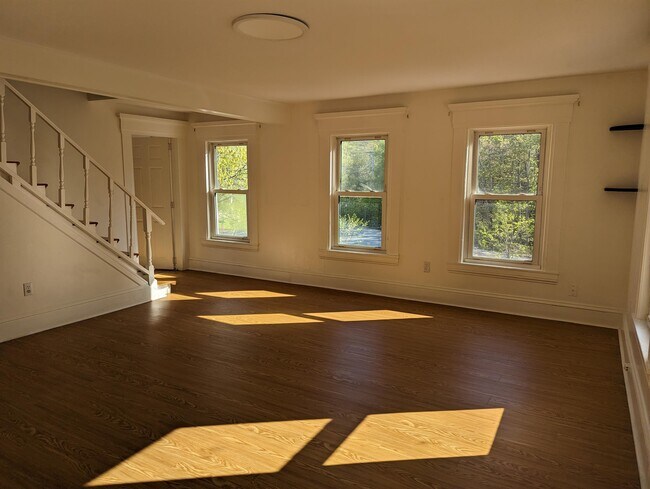 Building Photo - 15 Oak St