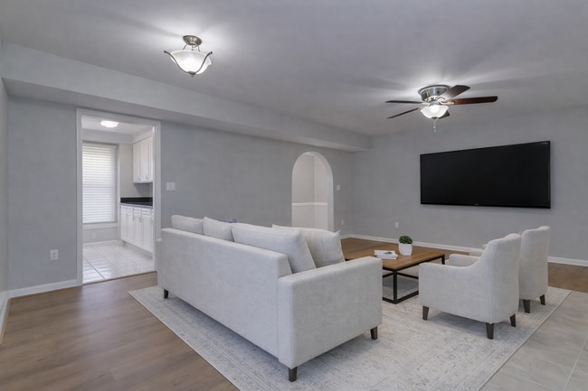 Photo - 425 Rennie Ct