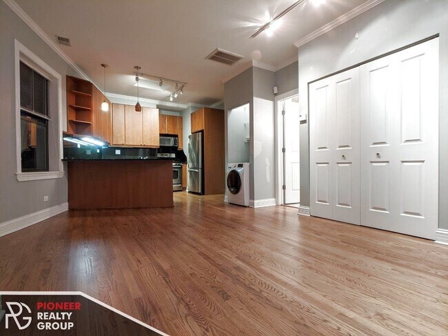 Photo - 624 W Roscoe St Unit 2