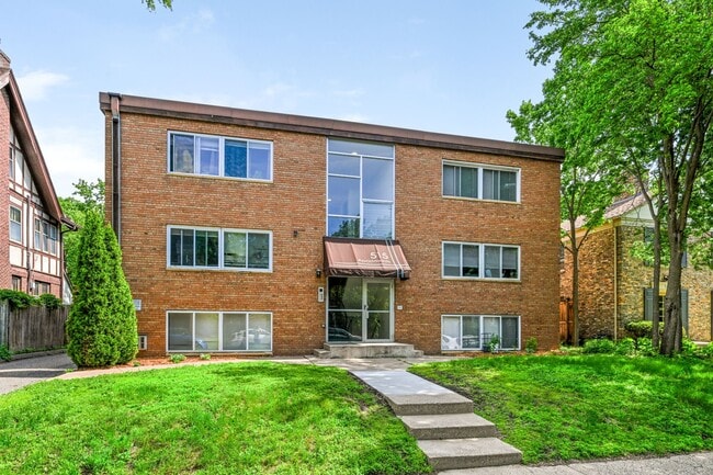 Building Photo - 515 5th St SE Unit 3