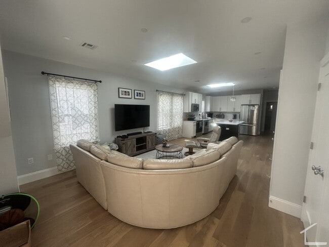 Building Photo - Awesome 3 bed 2 bath in Brighton