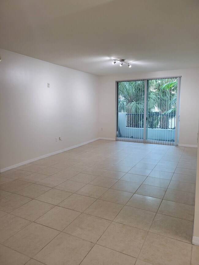 Photo - 2421 NE 65th St Unidad 311