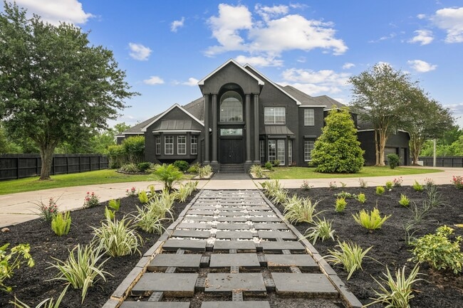 2027 Cullen Blvd