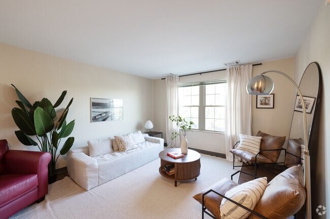 1BR, 1BA - 633SF - Living Room - College Suites of City Station East